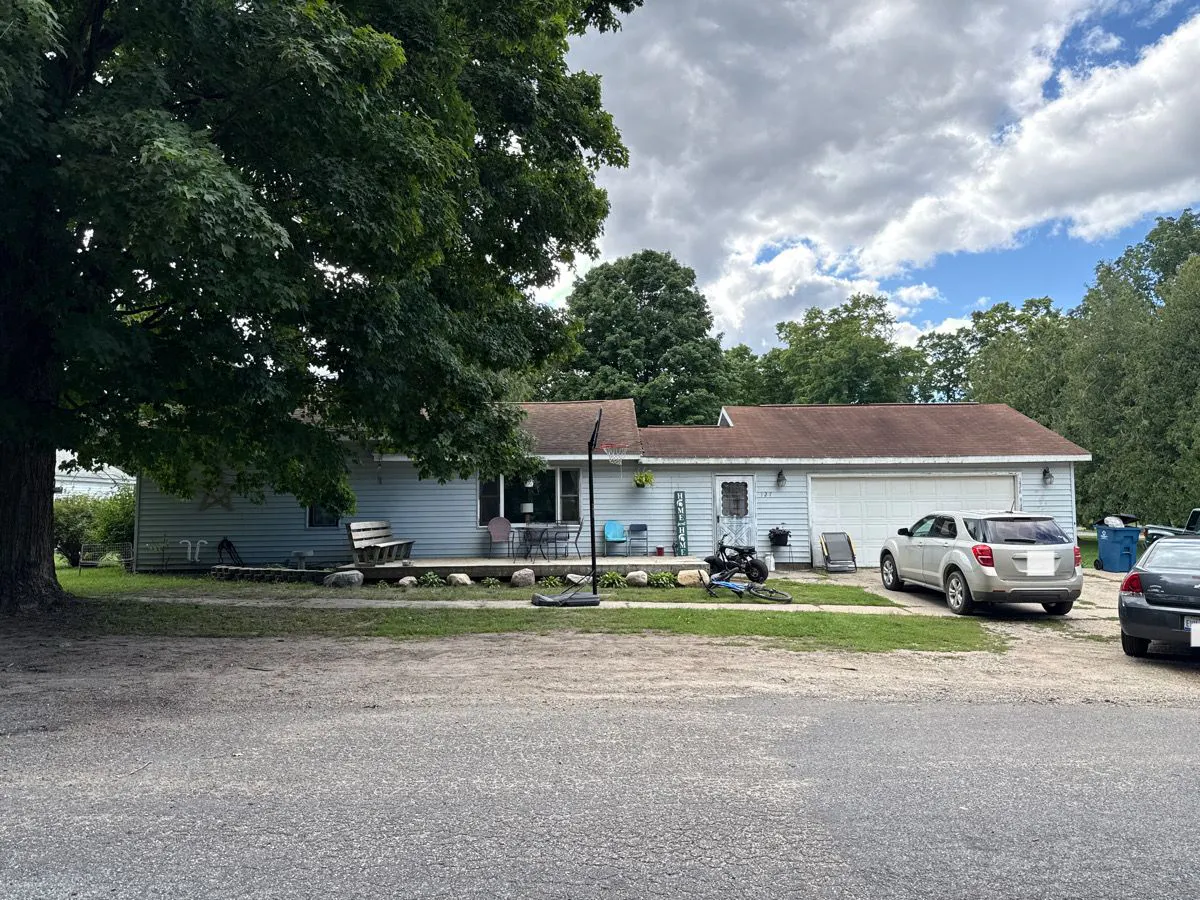 Godfrey St, Howard City, MI 49329