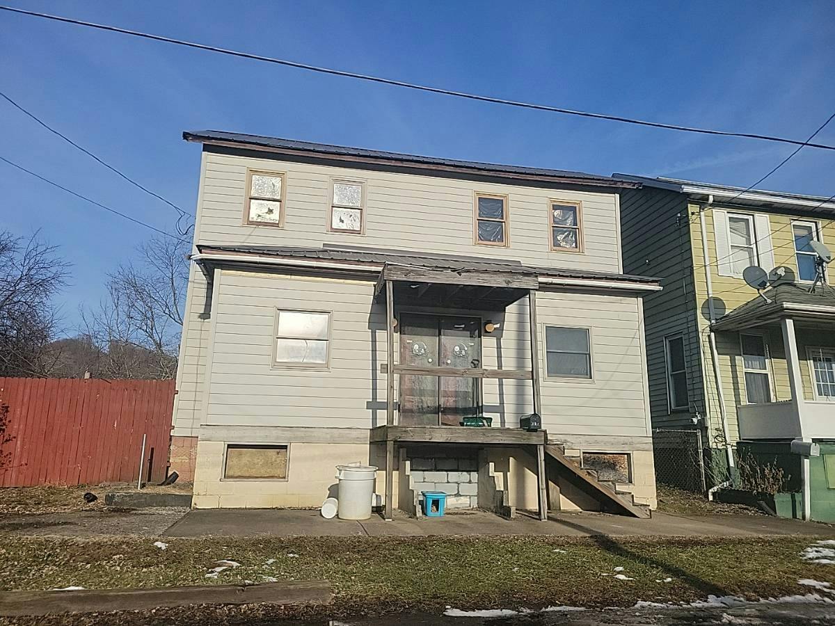 1st St, Wellsville, OH 43968