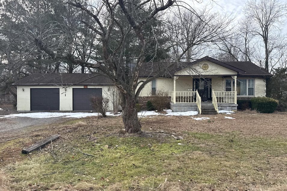 926 E Webster St Benton, IL 62812, Franklin County