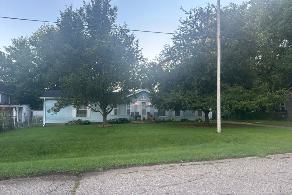 1073 W Schumacher Ave Flint, MI 48507, Genesee County