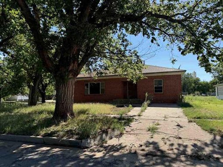 402 N Temple St Cordell, OK 73632, Washita County