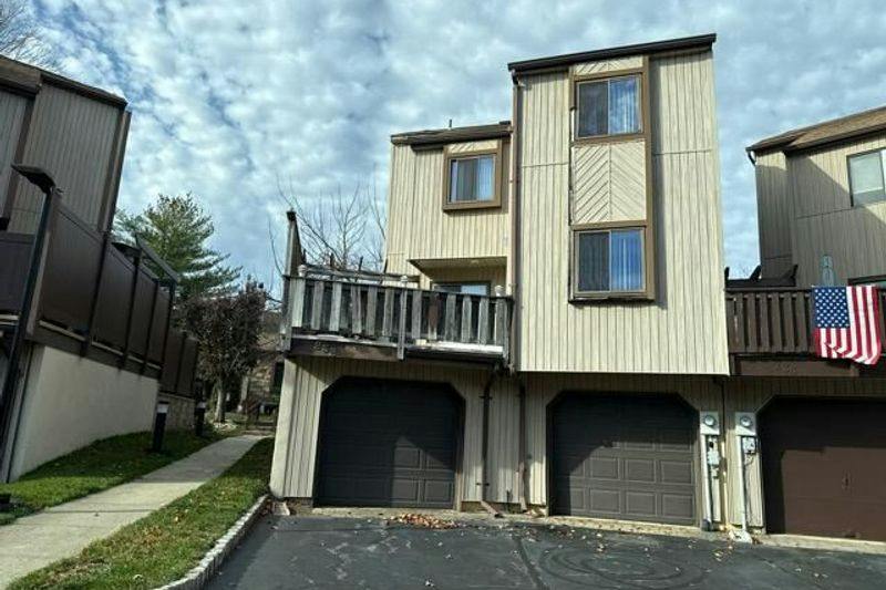 Lea Ct, Holland, OH 43528