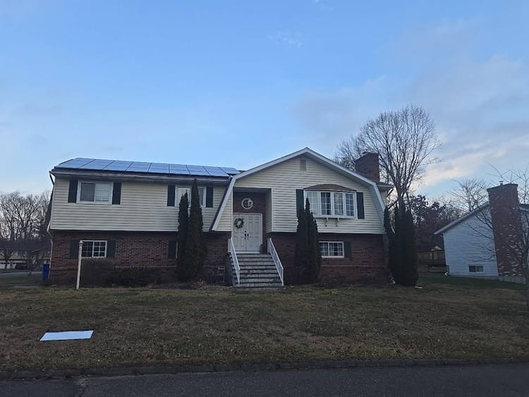 25 Thendara Dr Waterbury, CT 06708, New Haven County