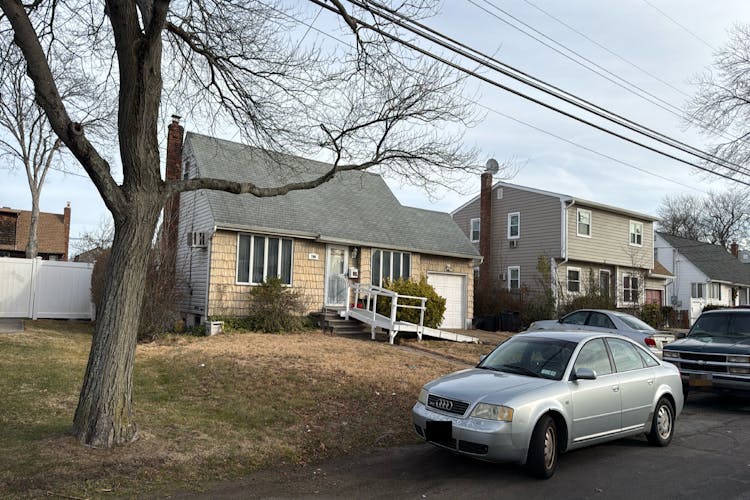 290 33rd St Lindenhurst, NY 11757, Suffolk County