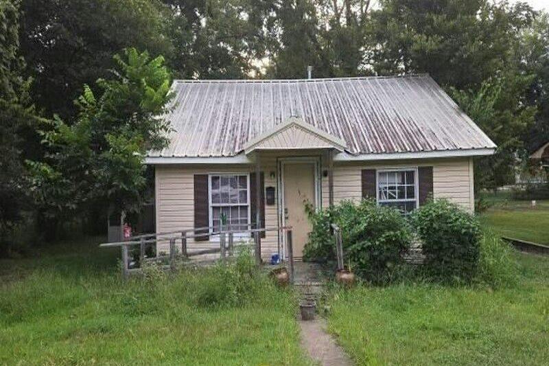 Morrill St, Morrilton, AR 72110
