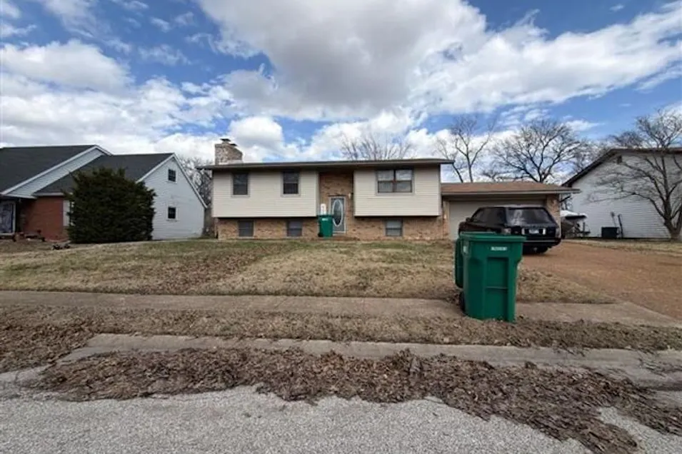 1923 Marseilles Dr Cahokia, IL 62206, St. Clair County