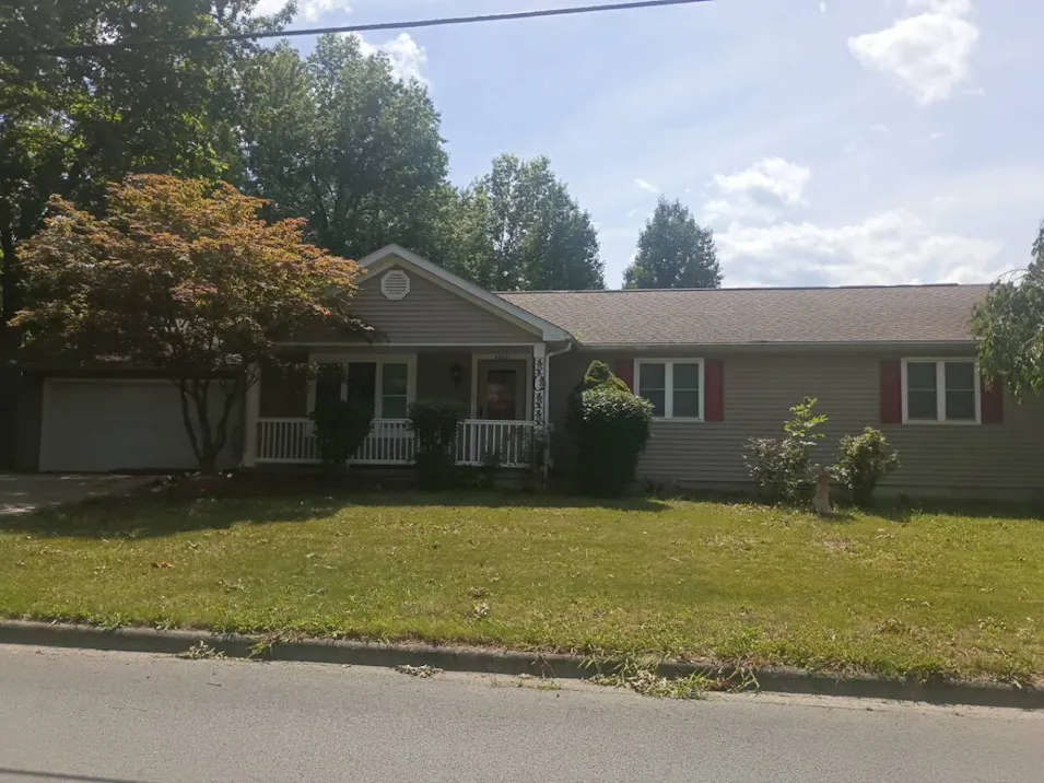 1011 S McLeansboro St Benton, IL 62812, Franklin County