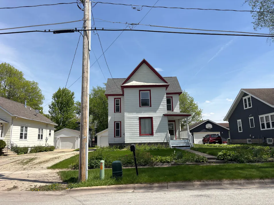 516 2nd St NW Waverly, IA 50677, Bremer County