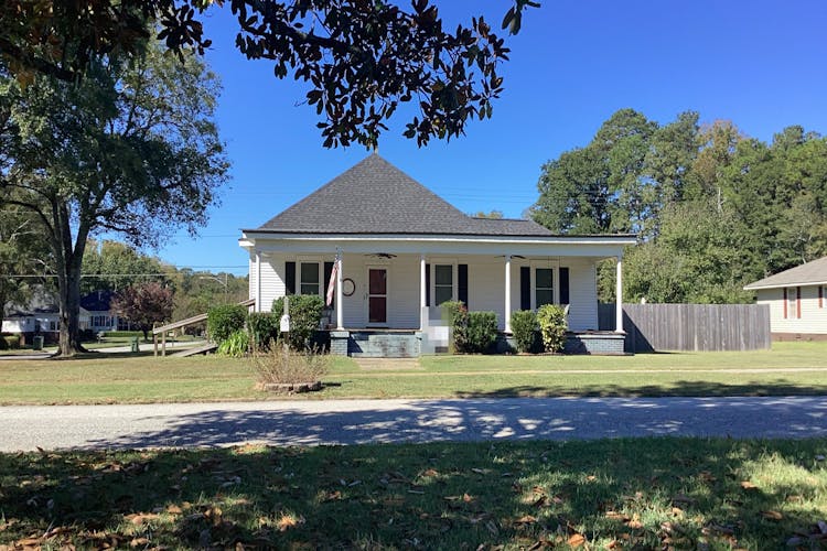 2009 23rd Dr Valley, AL 36854, Chambers County