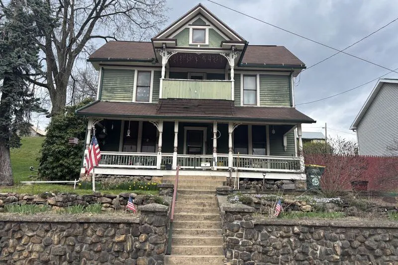 Montgomery St, Montgomery, PA 17752