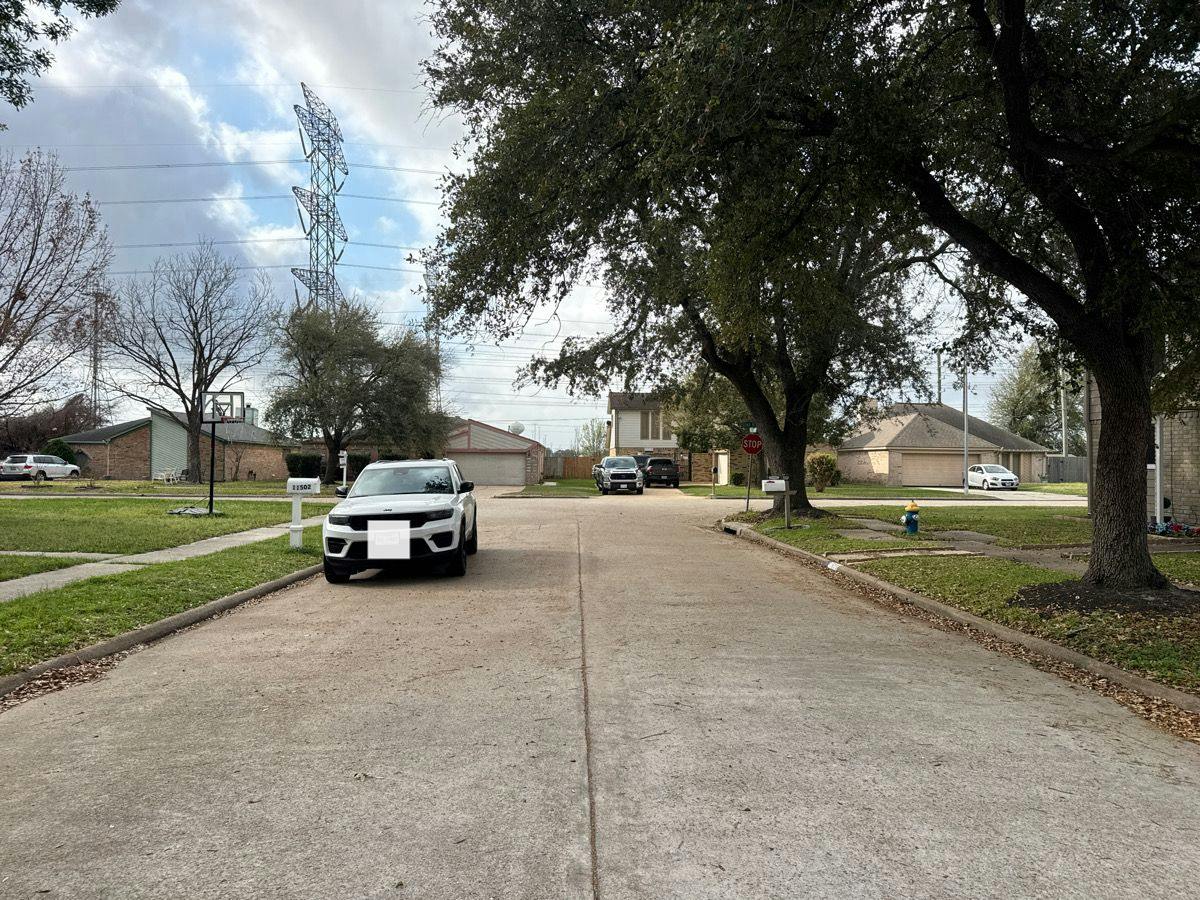Breezy Knoll Dr, Houston, TX 77064