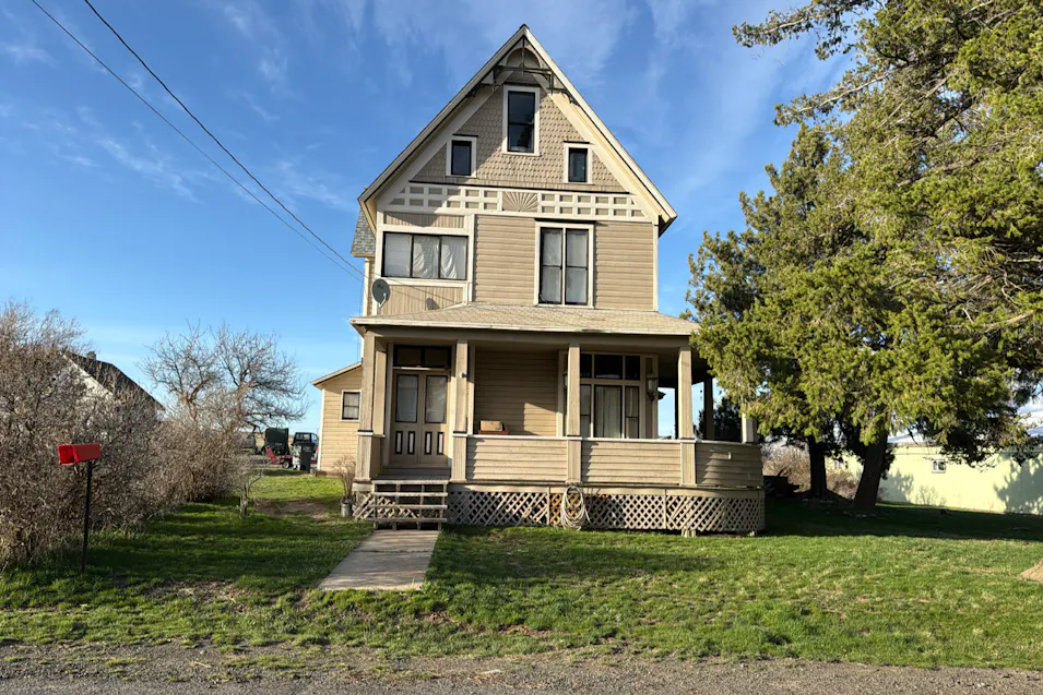 239 W 3rd St Waterville, WA 98858, Douglas County