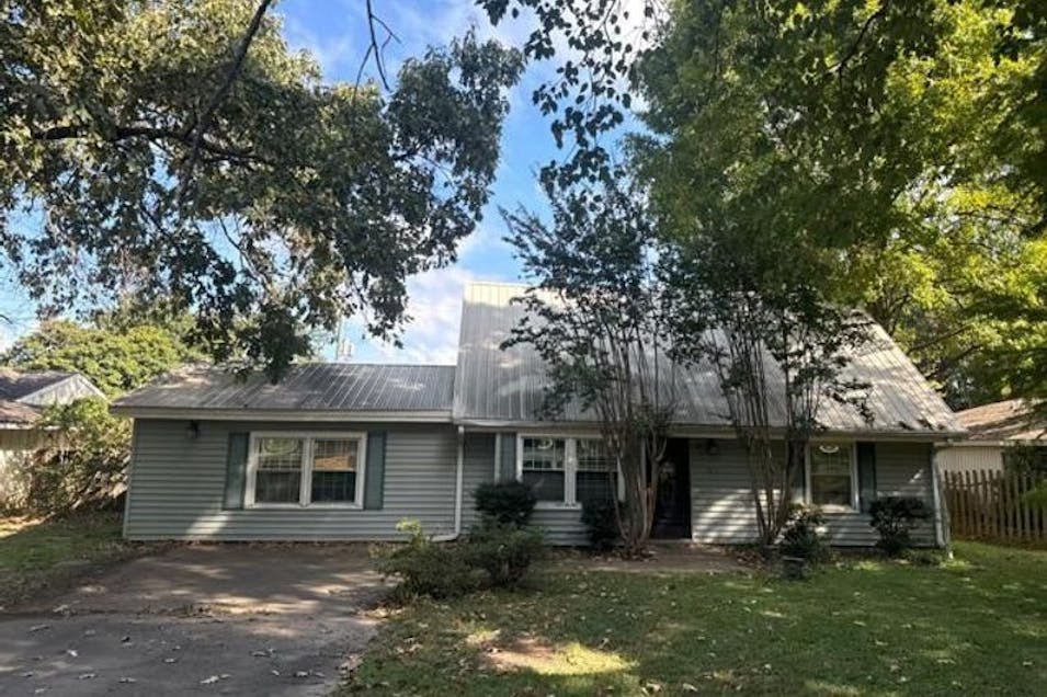 1518 W Claiborne Ave Greenwood, MS 389302767, Leflore County