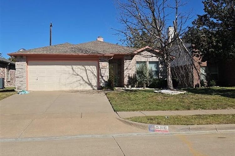 5316 New Castleton Ln Fort Worth, TX 76135, Tarrant County