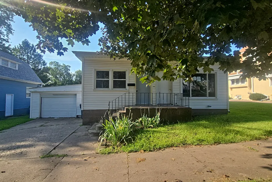 831 13th Ave S Clinton, IA 52732, Clinton County