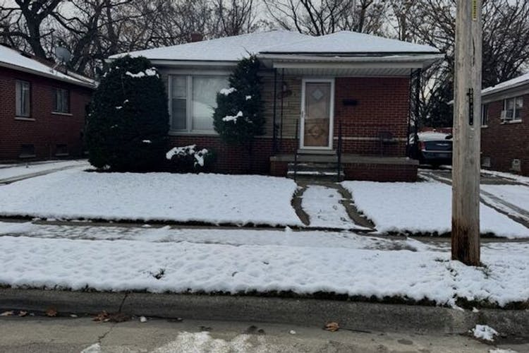 6748 Edgeton St Hamtramck, MI 48212-1915, Wayne County