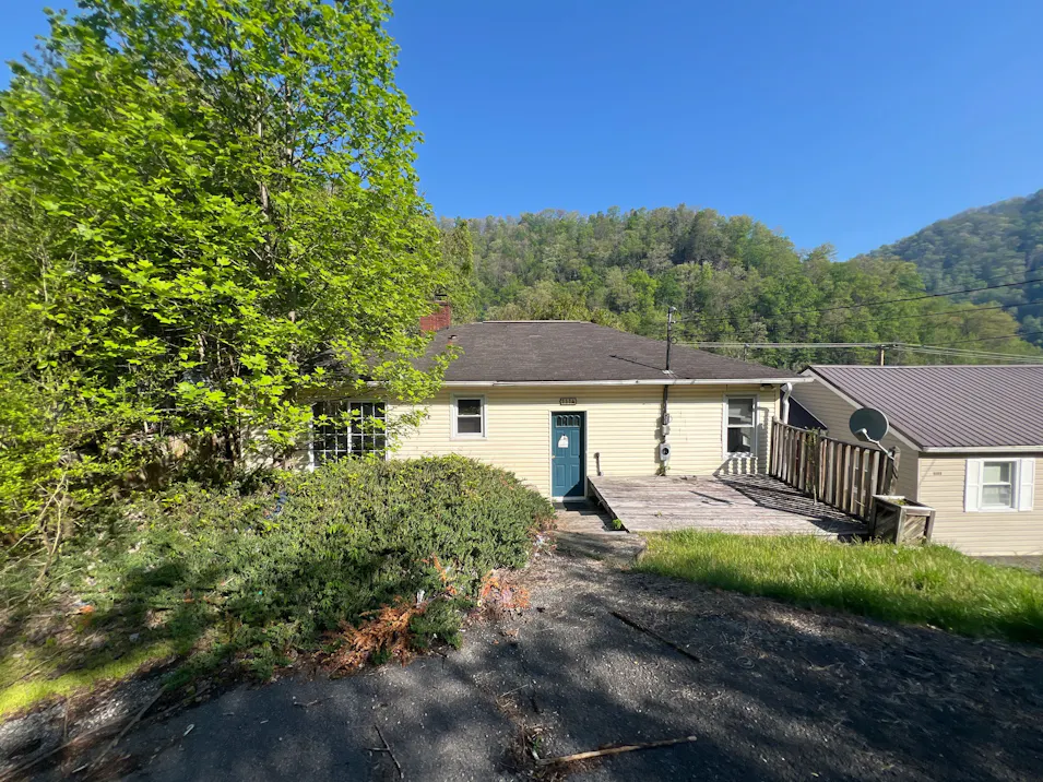 1114 Russell Hill St Grundy, VA 24614, Buchanan County