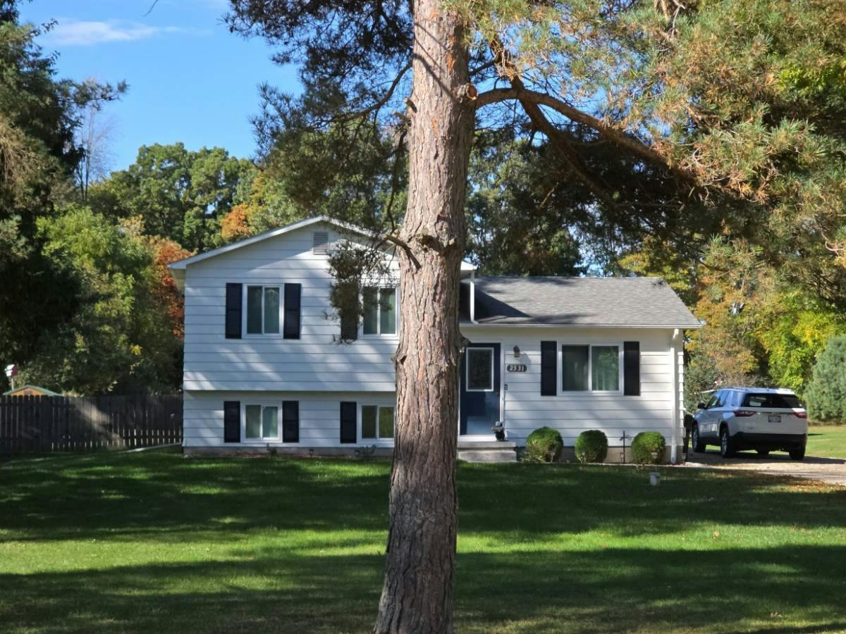 Lisa Dr, Columbiaville, MI 48421