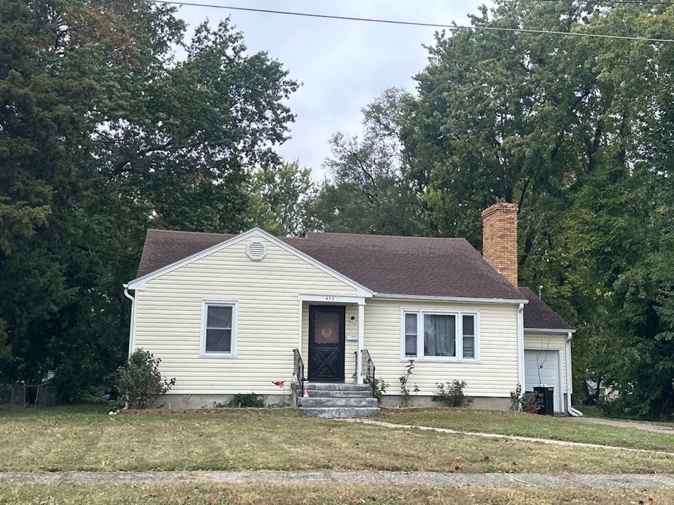 455 S Lyon Ave Marshall, MO 65340, Saline County