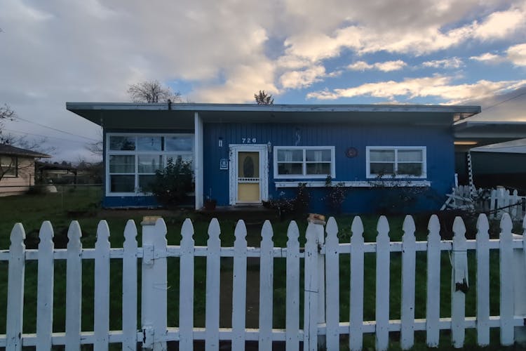 726 S 10th St Cottage Grove, OR 97424, Lane County