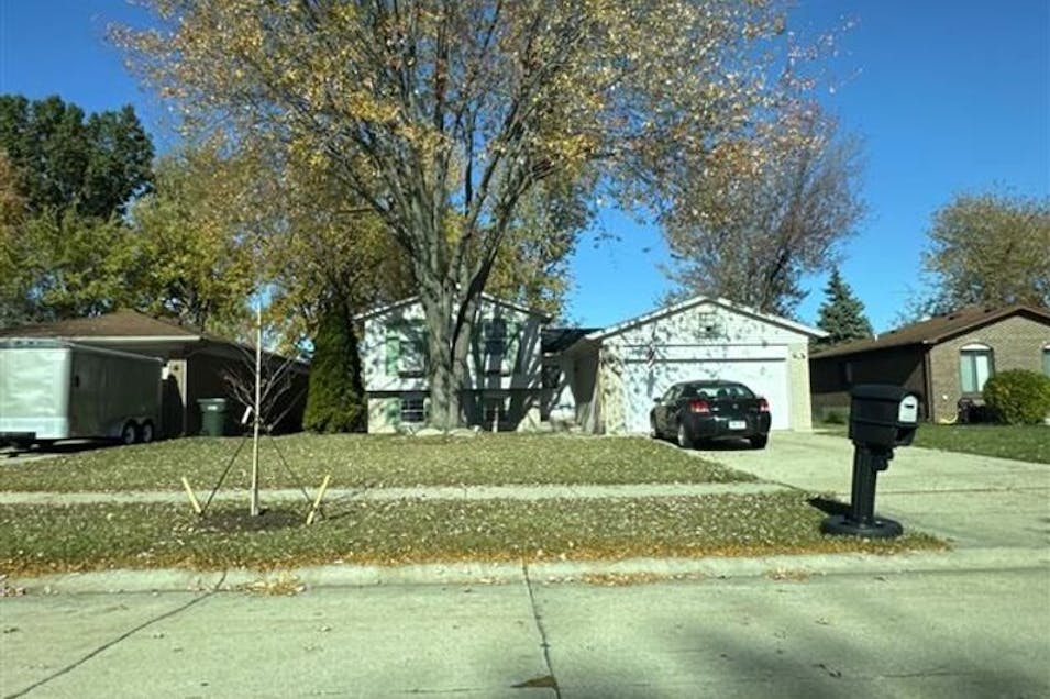 5253 Peekskill Dr Sterling Heights, MI 48310-3440, Macomb County