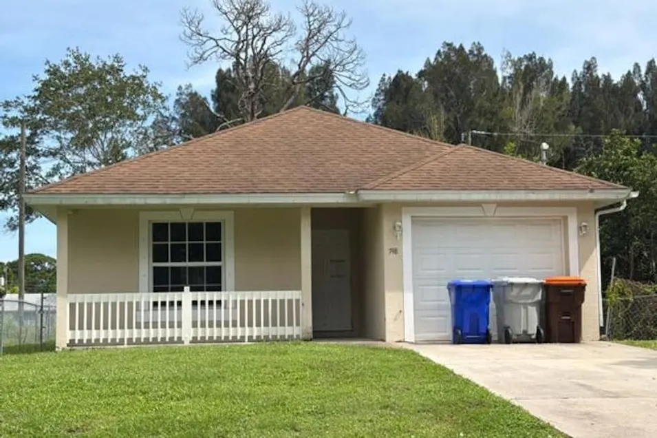 748 11th Ct SW Vero Beach, FL 32962, Indian River County
