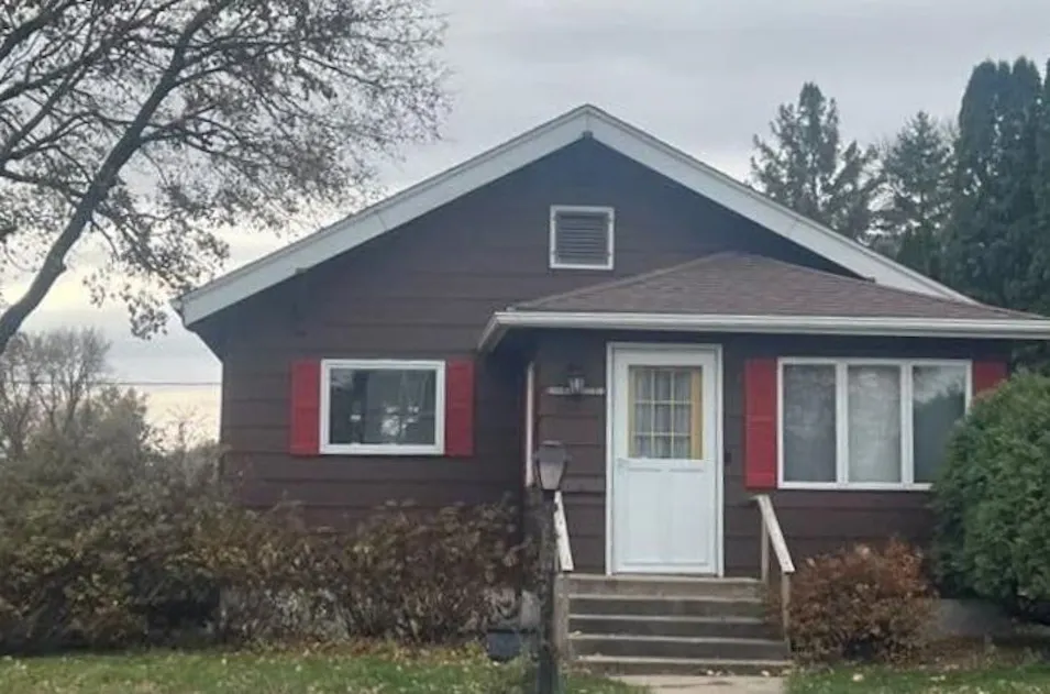 520 E 5th St Redwood Falls, MN 56283, Redwood County