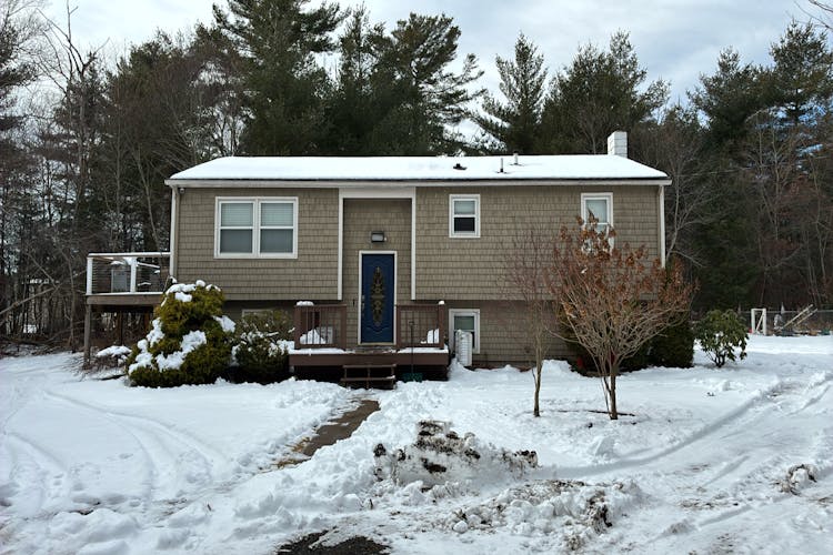 63 Baker Pine Rd Wyoming, RI 02898, Washington County