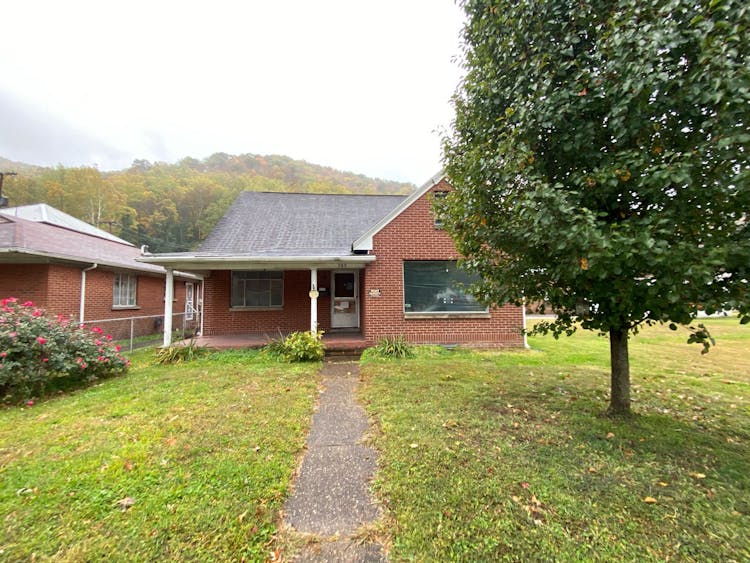 705 2nd Ave Montgomery, WV 25136, Fayette County