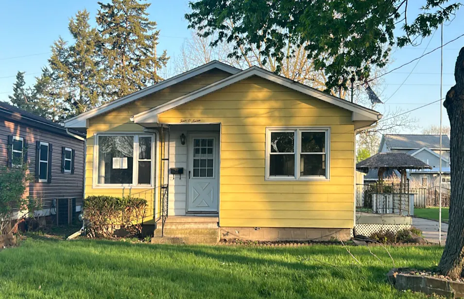 407 6th St Camanche, IA 52730, Clinton County