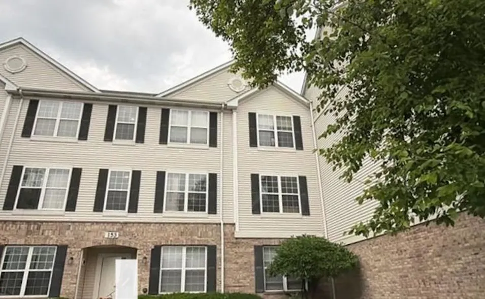 153 N Waters Edge Dr Glendale Heights, IL 60139, Dupage County