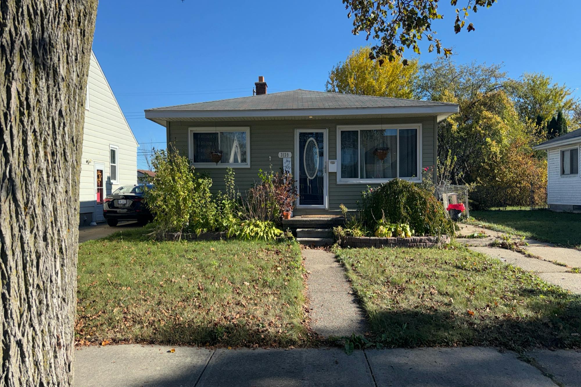 Charles St, Trenton, MI 48183