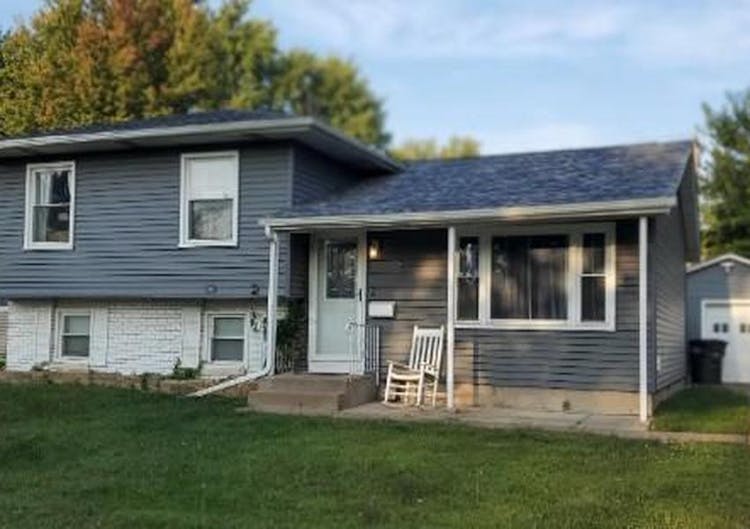 3302 Greenbrier Dr Bettendorf, IA 52722, Scott County