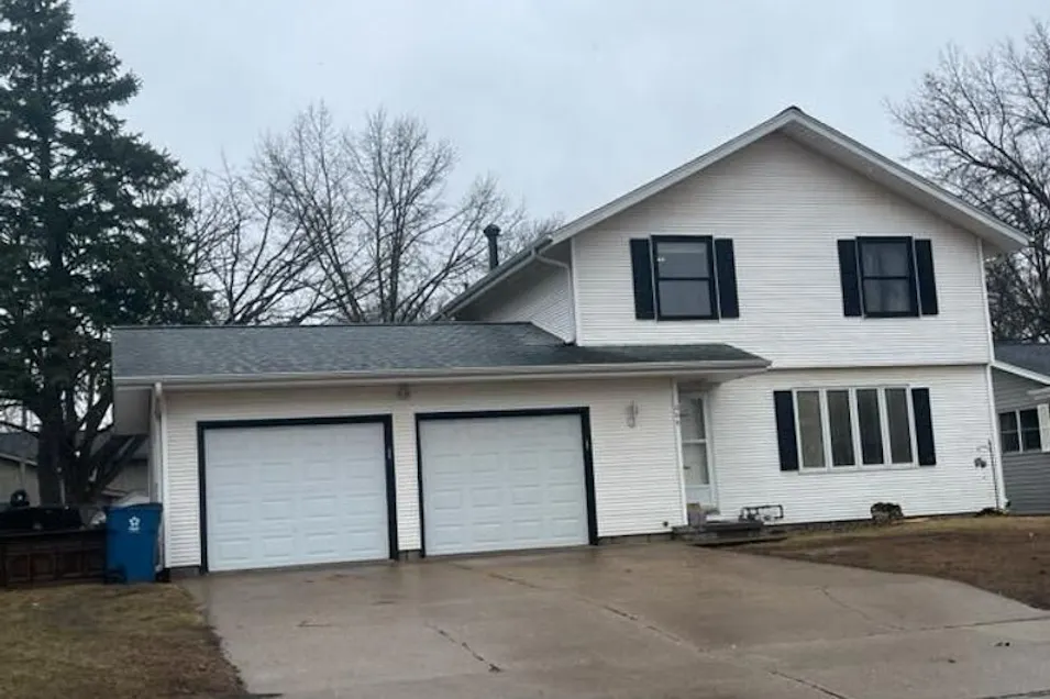 209 15th Pl Camanche, IA 52730, Clinton County