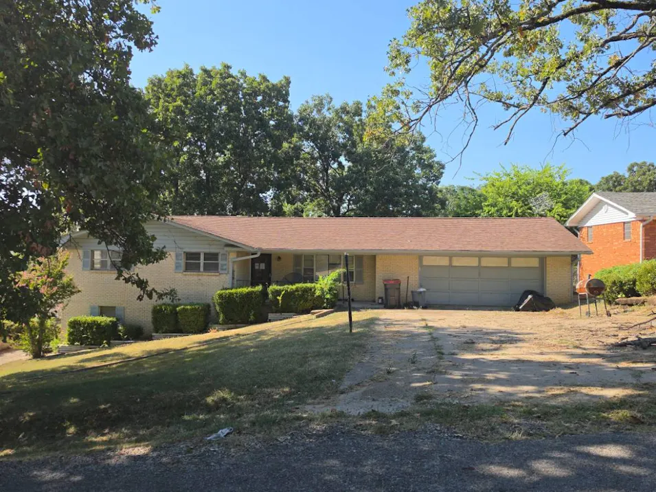 109 Phoenix Ave Arkoma, OK 74901, Le Flore County