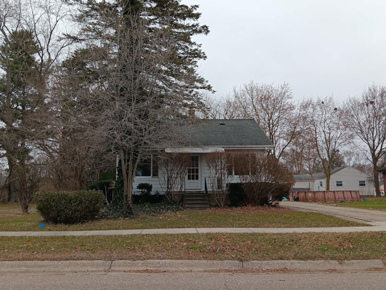 216 Luce Ave Flushing, MI 48433, Genesee County