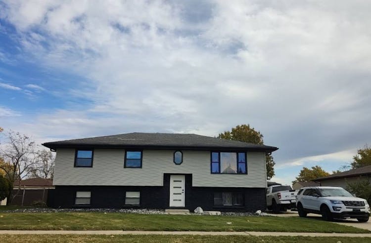 7573 Wright St Merrillville, IN 46410-4222, Lake County