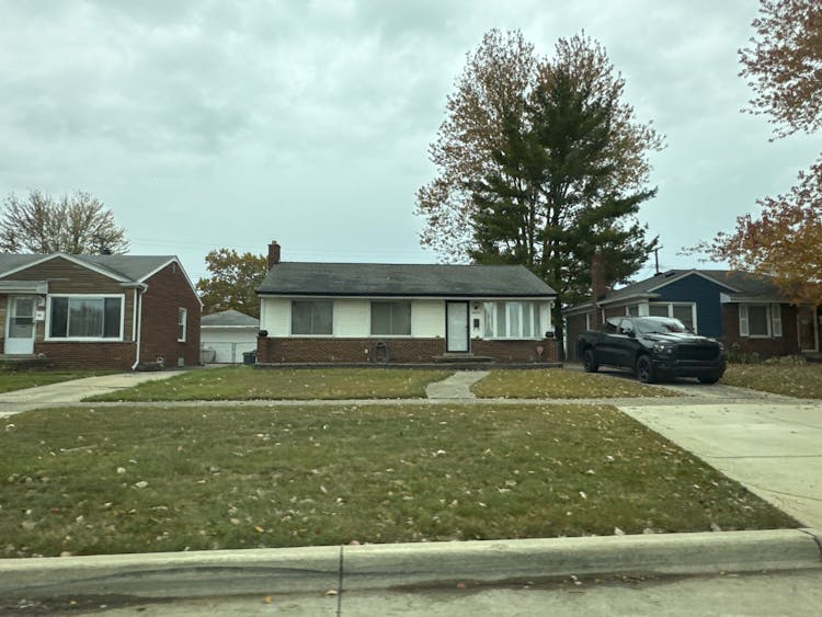 28053 Groveland St Roseville, MI 48066-2414, Macomb County