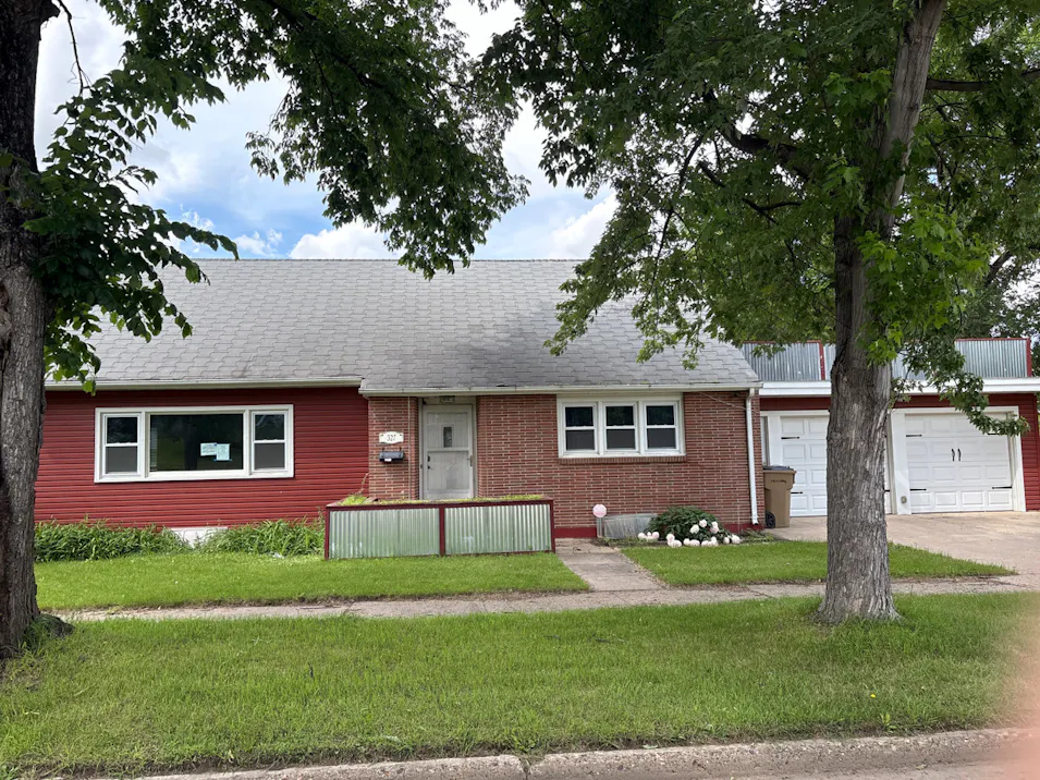 327 9th Ave SE Minot, ND 58701, Ward County