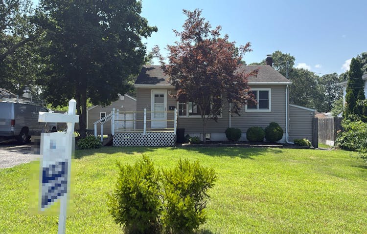 8 New Road Lake Ronkonkoma Aka Ronkonkoma, NY 11779, Suffolk County