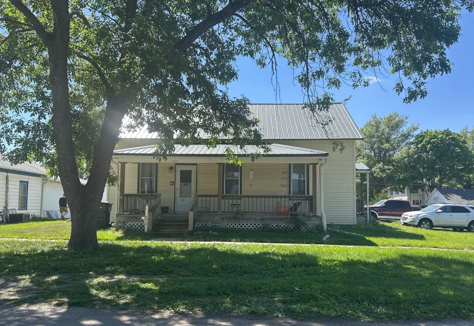 121 N 6th St Wymore, NE 68466, Gage County