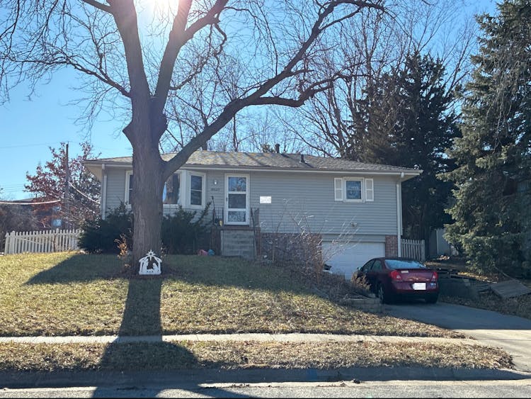 8537 Lakeview Dr Omaha, NE 68127, Douglas County