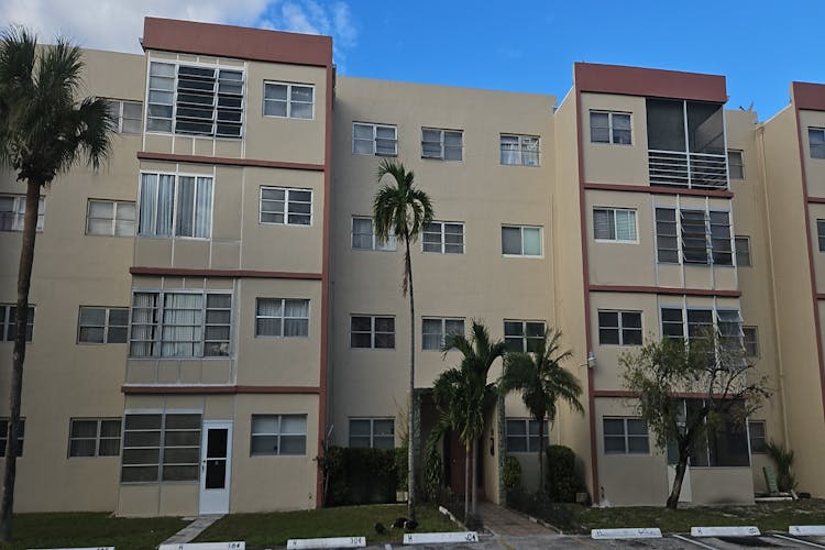 4046 NW 19th St Apt H105 Lauderhill, FL 33313, Broward County