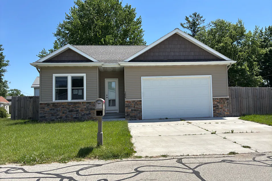 208 N Ecker Ave Bourbon, IN 46504-1169, Marshall County