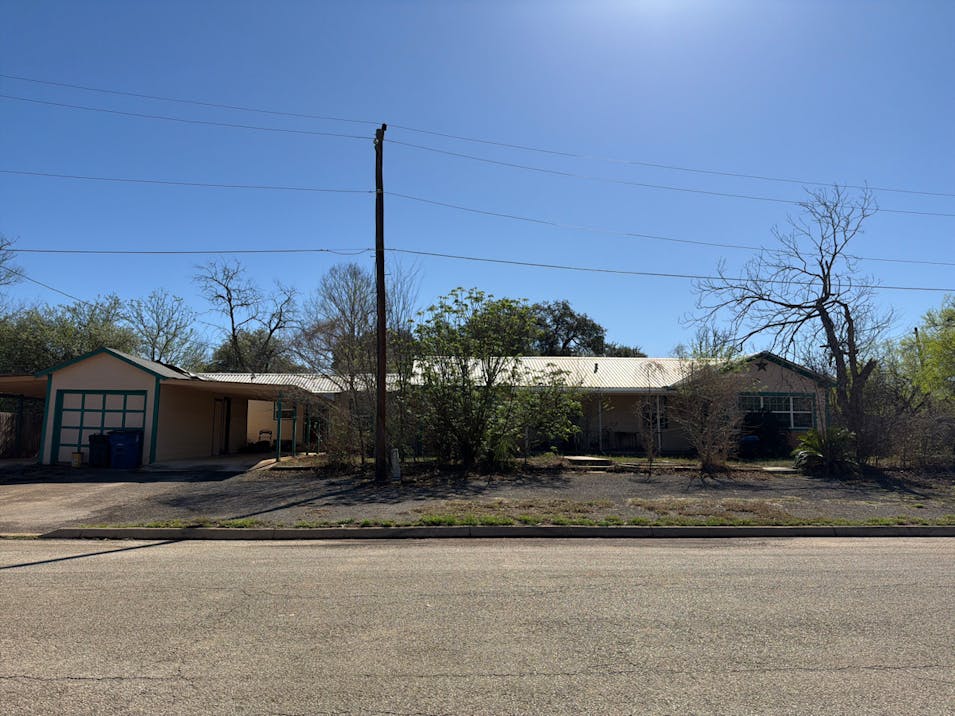 504 North Walnut Street Pearsall, TX 78061, Frio County
