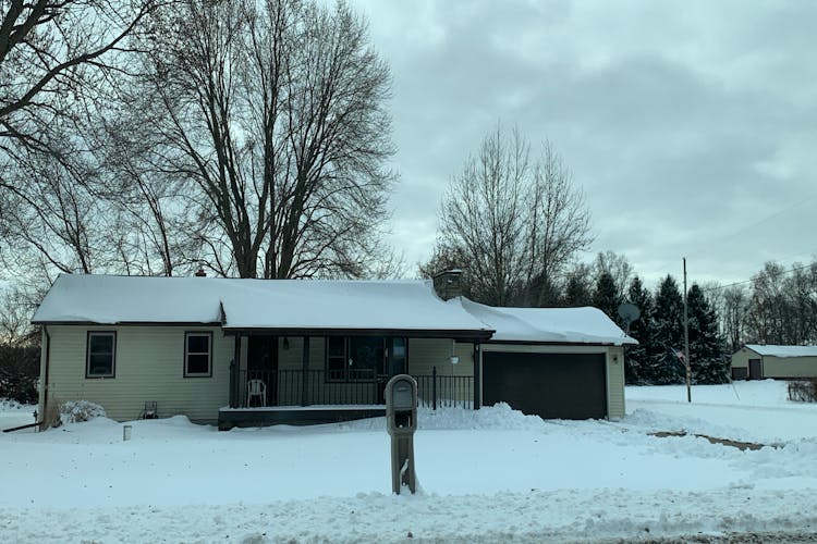 8242 N B Dr Battle Creek, MI 49014, Calhoun County