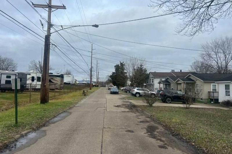 Shank Ave, Hurricane, WV 25526