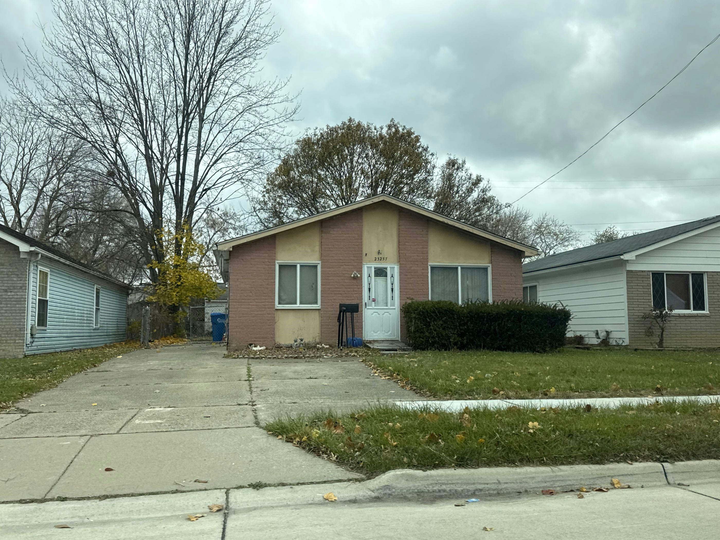 Stewart Ave, Warren, MI 48089