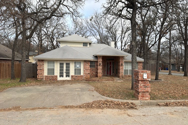 421 Meadowcrest Dr Azle, TX 76020, Tarrant County