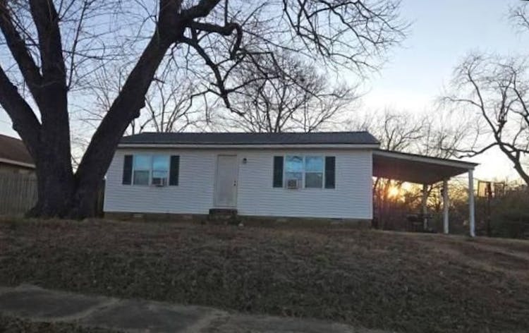 140 South Oak Street Newark, AR 72562, Independence County
